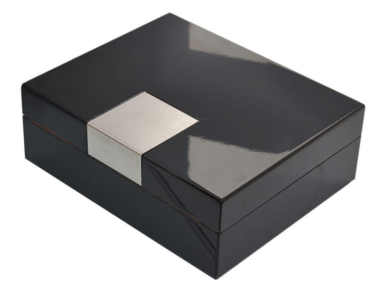 Humidor 15 szál szivar részére, lakkfekete cédrusfa szivar tároló doboz, párásítóval, hygrométerrel