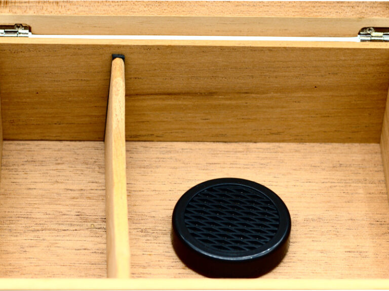 Humidor 30 szál szivar részére, spanyol cédrusfa szivartartó doboz, párásító és külső hygrometer - bordó, Angelo - Image 6