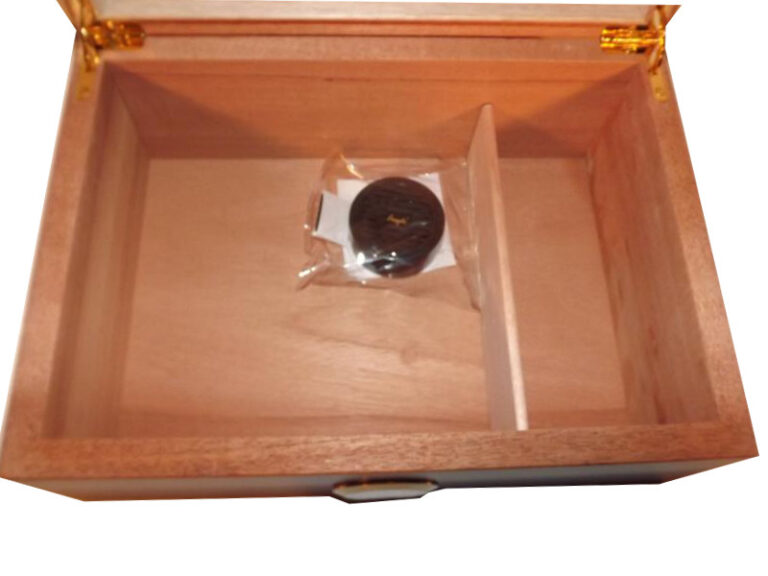Humidor 50 szál szivar részére,  barna színű cédrusfa szivar doboz, üvegtető, párásítóval, hygrométerrel - Image 3