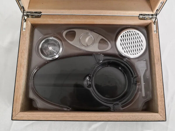 Achenty! Humidor 30 szál szivar részére, fekete cédrusfa szivar tároló doboz, párásító, hygrométer + AJÁNDÉK szett! - Image 3