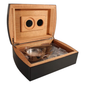 Humidor 30 szivar részére, spanyol cédrusfa szivar tároló doboz, carbon-bevonat, hygrométer, párásító + AJÁNDÉK szett!
