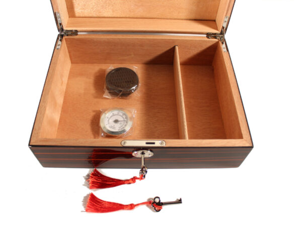 Humidor 40 szivar részére, TIKK-hatású, spanyol cédrusfa szivar tároló doboz, hygrométer, párásító - Image 4