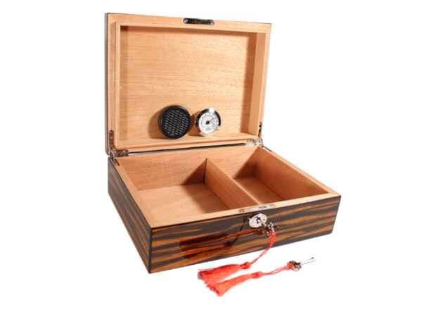 Humidor 40 szivar részére, spanyol cédrusfa szivar tároló doboz, hygrométer, párásító - Makassar-design - Image 2