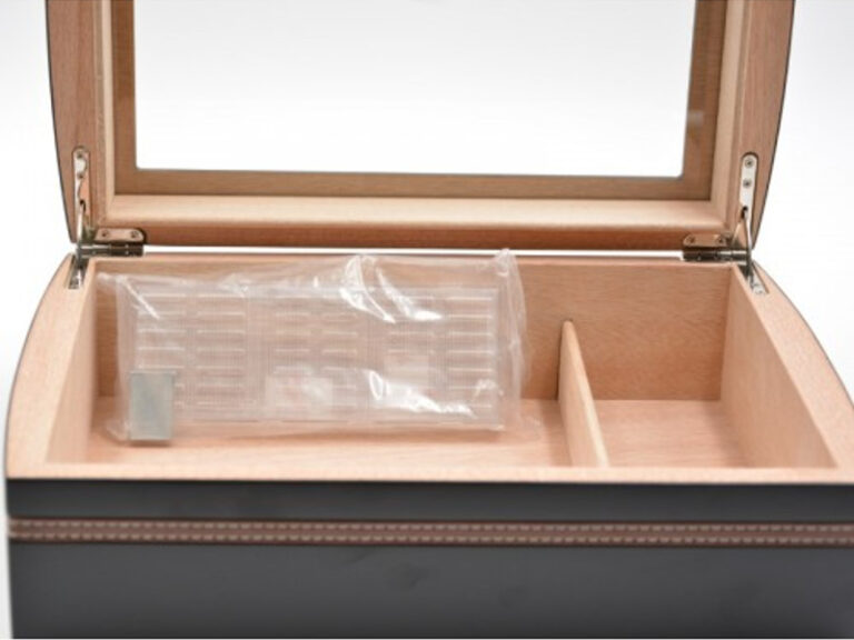Humidor 40 szál szivarnak, cédrusfa szivar doboz, üvegtető, párásítóval, digitális higrométerrel - fekete - Image 7