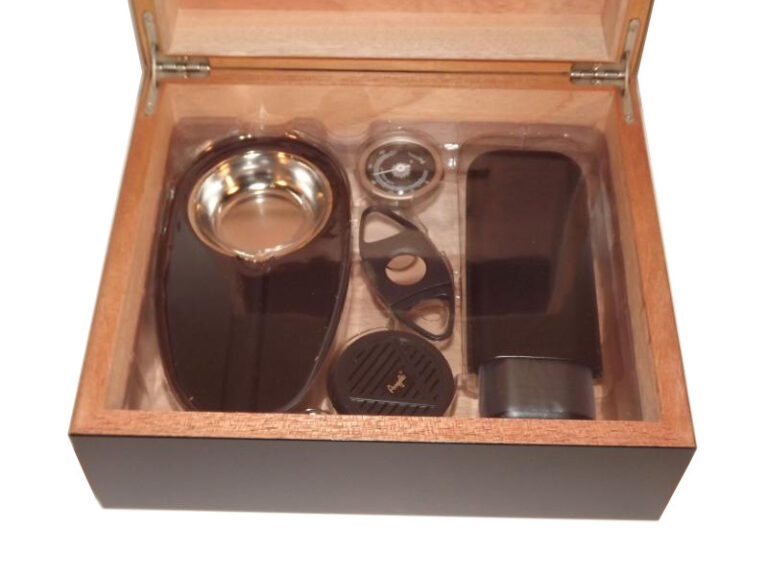 Humidor 40 szál szivar részére, cédrusfa szivar tároló doboz, párásítóval, hygrométerrel - fekete + AJÁNDÉK szett! - Image 4