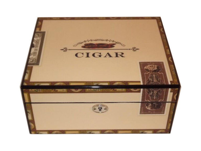 Humidor 30 szál szivar részére, mintás, lakkozott szivartartó doboz, kulccsal zárható, párásító és belső hygrometer - Image 2