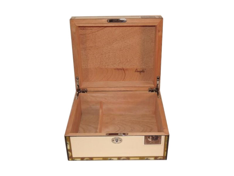 Humidor 30 szál szivar részére, mintás, lakkozott szivartartó doboz, kulccsal zárható, párásító és belső hygrometer - Image 3