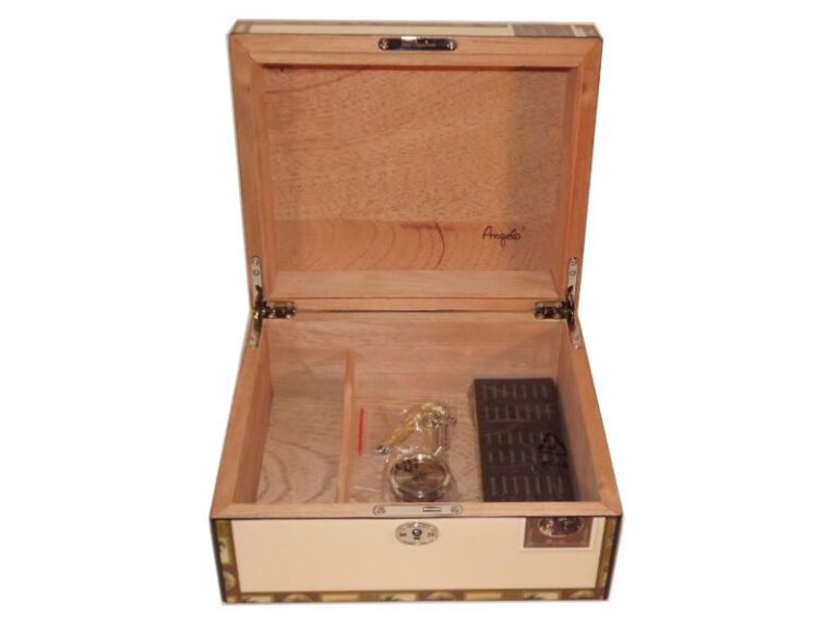 Humidor 30 szál szivar részére, mintás, lakkozott szivartartó doboz, kulccsal zárható, párásító és belső hygrometer - Image 4
