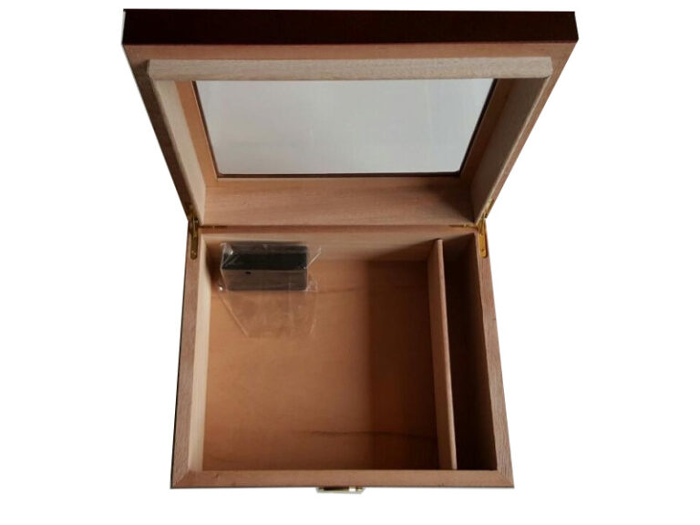 Humidor 40 szál szivar részére, bordó színű, cédrusfa, üveg tetővel, párásító és külső hygrometer - nagyon szép! - Image 3