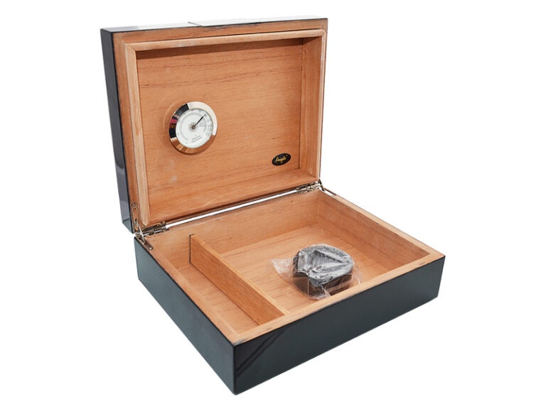 Humidor 15 szál szivar részére, lakkfekete cédrusfa szivar tároló doboz, párásítóval, hygrométerrel - Image 2